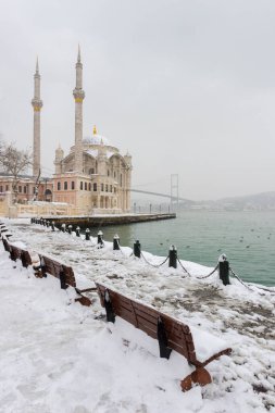Ortakoy, İstanbul, Türkiye 'de karlı bir gün. Ortakoy Camii ve Boğaz Köprüsü Görünümü.