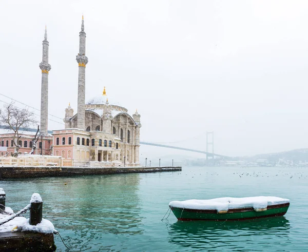 Schneetag Ortakoy Istanbul Türkei Blick Auf Ortakoy Moschee Und Bosporus — Stockfoto