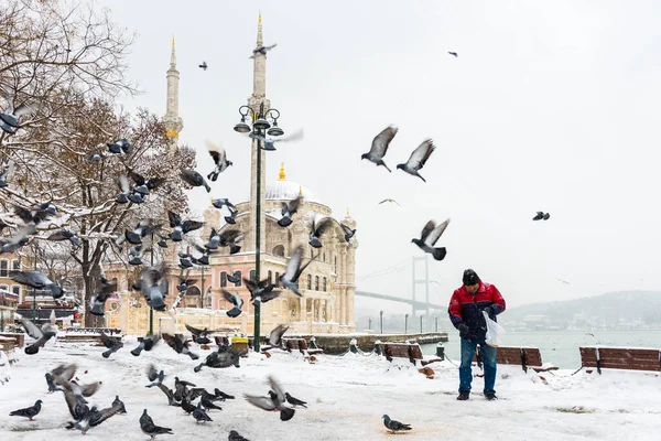 Istanbul Turkey January 2017 Snowy Day Ortakoy Istanbul Turkey View — Stock Photo, Image