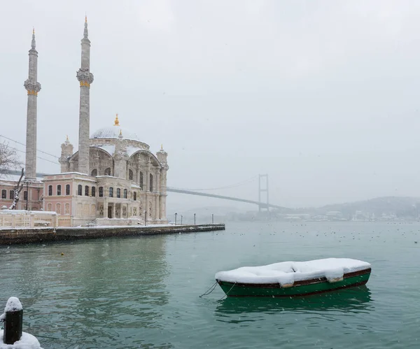 Día Nevado Ortakoy Estambul Turquía Vista Mezquita Ortakoy Puente Del — Foto de Stock