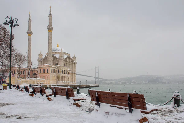 Snowy Day Ortakoy Istanbul Turkey View Ortakoy Mosque Bosphorus Bridge — Stock Photo, Image