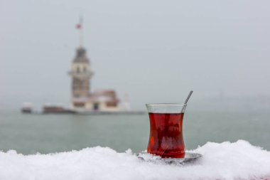 Uskudar 'da karlı bir gün. Uskudar, İstanbul, Türkiye 'deki Bakire Kulesi manzarası.