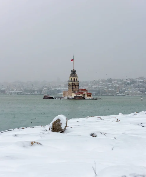 Снежный День Ускударе View Maiden Tower Uskudar Istanbul Turkey — стоковое фото