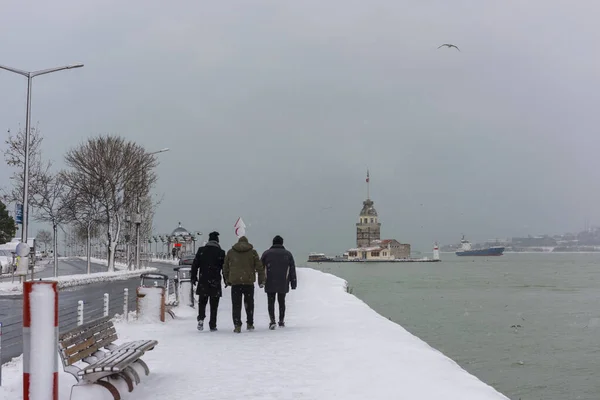 Día Nevado Estambul Turquía Pueblos Caminando Sobre Nieve — Foto de Stock