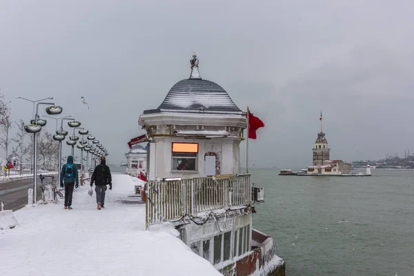 Día Nevado Estambul Turquía Pueblos Caminando Sobre Nieve — Foto de Stock