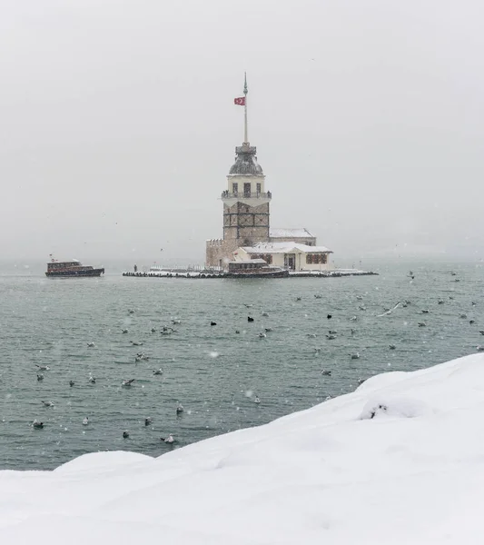 Снежный День Ускударе View Maiden Tower Uskudar Istanbul Turkey — стоковое фото