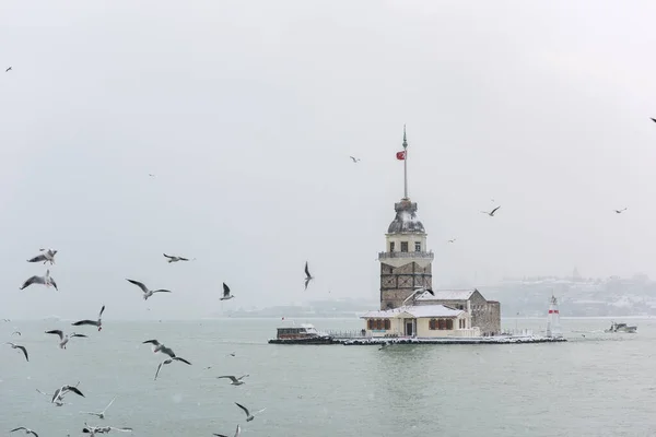 Снежный День Ускударе View Maiden Tower Uskudar Istanbul Turkey — стоковое фото