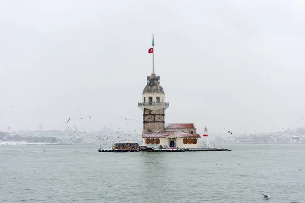 Sněžný Den Uskudaru Pohled Panenskou Věž Uskudaru Istanbul Turecko — Stock fotografie