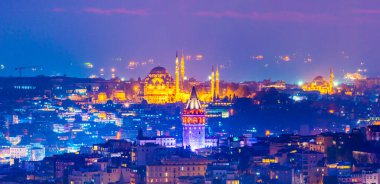 İSTANBUL, Turkey. Panoramik İstanbul gün batımı manzarası. Geceleri Galata Kulesi ve Süleyman Camii.