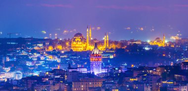 İSTANBUL, Turkey. Panoramik İstanbul gün batımı manzarası. Geceleri Galata Kulesi ve Süleyman Camii.