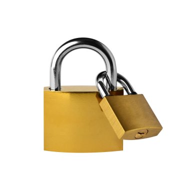 PADlock. Beyaz arka planda birbirine bağlı iki sarı metalik asma kilit. Kesme Yolu.