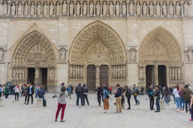 PARIS, FRANCE - 8 Mayıs 2017: Paris, Fransa 'daki Notre Dame Katedrali. Notre-Dame, Ile de la Cite 'de bulunan ortaçağ Katolik katedrali..