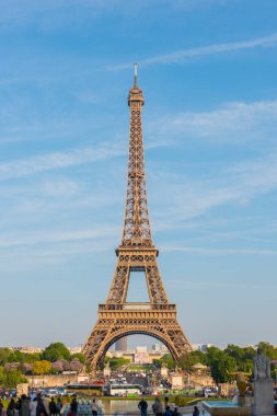 Mavi gökyüzü olan Eyfel Kulesi. Paris, Fransa.