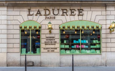 PARIS, FRANCE - 8 Mayıs 2017 Champs-Elysees Bulvarı 'ndaki Laduree mağazası. Laduree lüks bir Fransız pastanesidir ve dünyanın en tanınmış çift katlı makaron satıcılarından biridir..