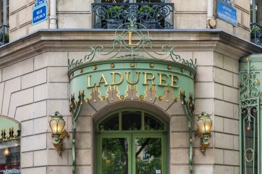 PARIS, FRANCE - 8 Mayıs 2017 Champs-Elysees Bulvarı 'ndaki Laduree mağazası. Laduree lüks bir Fransız pastanesidir ve dünyanın en tanınmış çift katlı makaron satıcılarından biridir..