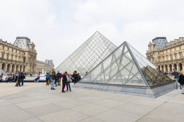 PARIS, FRANCE - 8 Mayıs 2017: ünlü Louvre Müzesi ve Louvre Piramidi. Paris, Fransa.