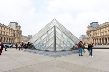 PARIS, FRANCE - 8 Mayıs 2017: ünlü Louvre Müzesi ve Louvre Piramidi. Paris, Fransa.