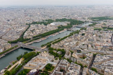 PARIS, FRANCE - 8 Mayıs 2017: Eiffel Kulesi 'nin tepesinden Paris Şehir Merkezi' nin güzel manzarası. Paris, Fransa.
