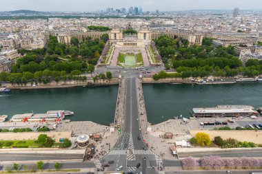 PARIS, FRANCE - 8 Mayıs 2017: Eiffel Kulesi 'nin tepesinden Paris Şehir Merkezi' nin güzel manzarası. Paris, Fransa.