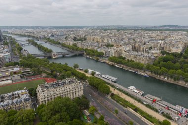 PARIS, FRANCE - 8 Mayıs 2017: Eiffel Kulesi 'nin tepesinden Paris Şehir Merkezi' nin güzel manzarası. Paris, Fransa.