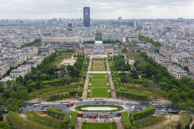 PARIS, FRANCE - 8 Mayıs 2017: Eiffel Kulesi 'nin tepesinden Paris Şehir Merkezi' nin güzel manzarası. Paris, Fransa.