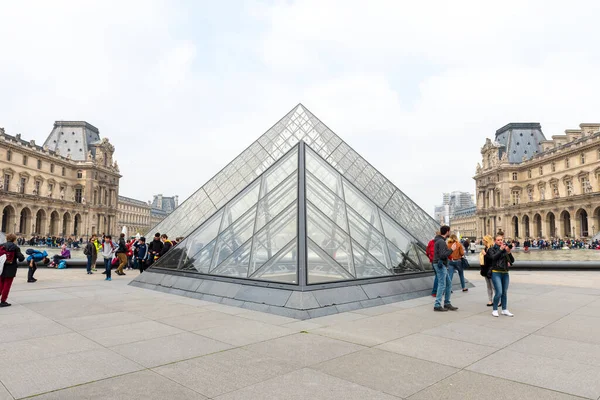 PARIS, FRANCE - 8 Mayıs 2017: ünlü Louvre Müzesi ve Louvre Piramidi. Paris, Fransa.