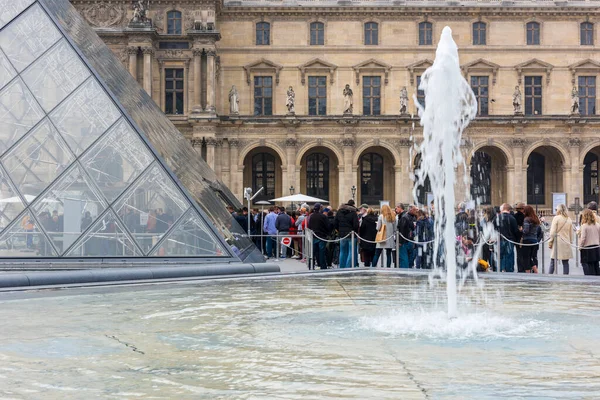 Paris Francja Maj 2017 Widok Słynnego Luwru Muzeum Luwru Piramidy — Zdjęcie stockowe