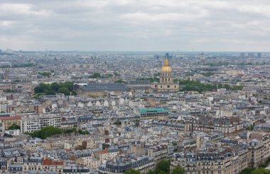 PARIS, FRANCE - 8 Mayıs 2017: Eiffel Kulesi 'nin tepesinden Paris Şehir Merkezi' nin güzel manzarası. Paris, Fransa.