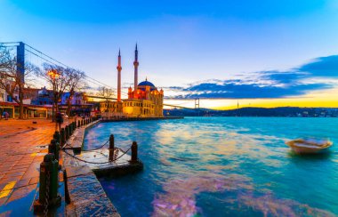 İSTANBUL, Turkey. Renkli bulutlu güzel İstanbul gün doğumu manzarası. İstanbul Boğaz Köprüsü (15 Temmuz Şehitler Köprüsü. Türkçe: 15 Temmuz Sehitler Koprusu).