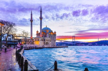 İSTANBUL, Turkey. Renkli bulutlu güzel İstanbul gün doğumu manzarası. İstanbul Boğaz Köprüsü (15 Temmuz Şehitler Köprüsü. Türkçe: 15 Temmuz Sehitler Koprusu).
