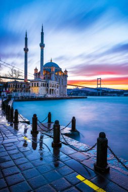İSTANBUL, Turkey. Renkli bulutlu güzel İstanbul gün doğumu manzarası. İstanbul Boğaz Köprüsü (15 Temmuz Şehitler Köprüsü. Türkçe: 15 Temmuz Sehitler Koprusu).