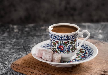 Geleneksel porselen fincanlı Türk Kahvesi. Türk lokumlu kahve sunumu.