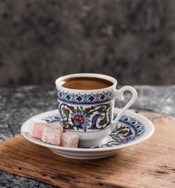 Geleneksel porselen fincanlı Türk Kahvesi. Türk lokumlu kahve sunumu.