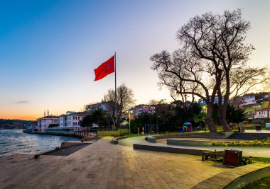 İSTANBUL, Turkey. Beylerbeyi 'den İstanbul Boğazı' nın panoramik manzarası. Güzel gün batımı mavi gökyüzü.