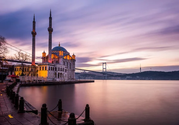 Istanbul Türkij Gyönyörű Isztambuli Napfelkelte Táj Színes Felhőkkel Isztambul Bosphorus — Stock Fotó