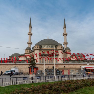 İSTANBUL, TURKEY - 11 Şubat 2021: Taksim Meydanı 'nda ÇALIŞMA MOSQUE. İstanbul, Türkiye