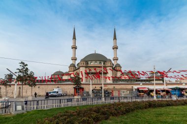 İSTANBUL, TURKEY - 11 Şubat 2021: Taksim Meydanı 'nda ÇALIŞMA MOSQUE. İstanbul, Türkiye.
