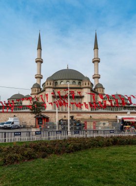 İSTANBUL, TURKEY - 11 Şubat 2021: Taksim Meydanı 'nda ÇALIŞMA MOSQUE. İstanbul, Türkiye.