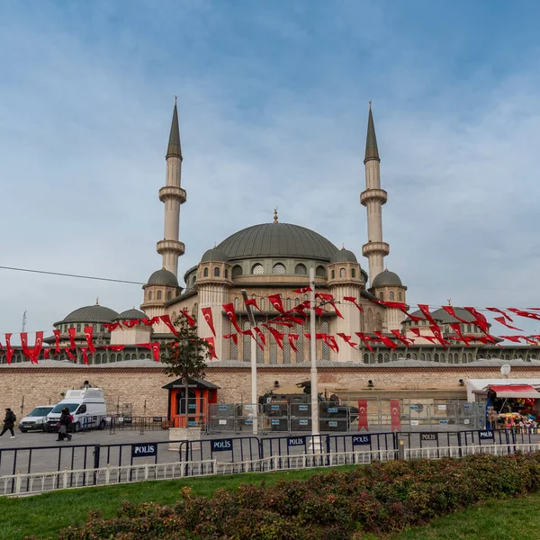 İSTANBUL, TURKEY - 11 Şubat 2021: Taksim Meydanı 'nda ÇALIŞMA MOSQUE. İstanbul, Türkiye