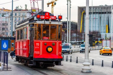 İSTANBUL, TURKEY - 11 Şubat 2021: Taksim Meydanı 'nda nostaljik kırmızı tramvay. İstiklal Caddesi İstanbul, Türkiye 'de popüler bir turizm beldesi. 
