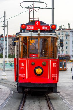 İSTANBUL, TURKEY - 11 Şubat 2021: Taksim Meydanı 'nda nostaljik kırmızı tramvay. İstiklal Caddesi İstanbul, Türkiye 'de popüler bir turizm beldesi. 