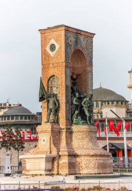 ISTANBUL, TURKEY - 11 Şubat 2021: Taksim Cumhuriyet Anıtı (Taksim Cumhuriyet Aniti), Taksim Meydanı. İstanbul, Türkiye.