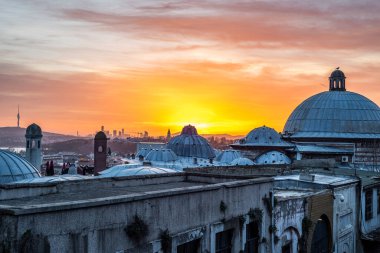 İSTANBUL, Turkey. Süleyman 'dan güzel İstanbul Boğazı güneş doğumu manzarası. Sabahları inanılmaz renkli gökyüzü.