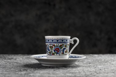 Geleneksel porselen fincanlı Türk Kahvesi. Gri arkaplan üzerine kahve sunumu.
