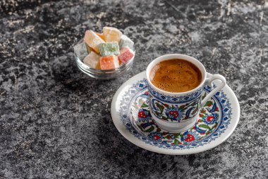 Geleneksel porselen fincanlı Türk Kahvesi. Türk lokumlu kahve sunumu. Köpüklü Türk Kahvesi.
