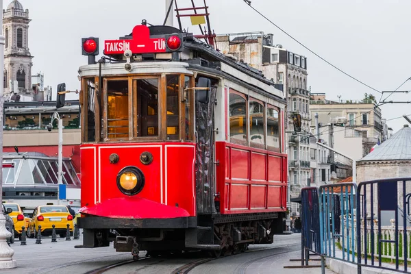 Taksim Squareのノスタルジックな赤いトラム イスティクラル通りはトルコのイスタンブールにある人気の観光地です — ストック写真