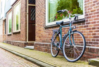 Volendam, Hollanda 'nın Kuzey Hollanda eyaletinde yer alan bir şehirdir. Volendam 'daki deniz parkının renkli evleri. Kuzey Hollanda, Hollanda.