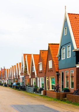VOLENDAM, NETHERLANDS. Volendam 'daki tipik Hollanda köy evleri. Güzel köy evleri ön cephe