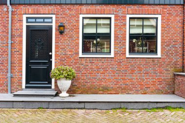 VOLENDAM, NETHERLANDS. Volendam 'daki tipik Hollanda köy evleri. Güzel köy evleri ön cephe