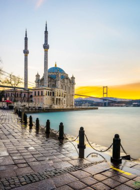 İSTANBUL, Turkey. Ortakoy 'da güzel İstanbul gün doğumu manzarası. İstanbul Boğazı Köprüsü ve Ortakoy Camii